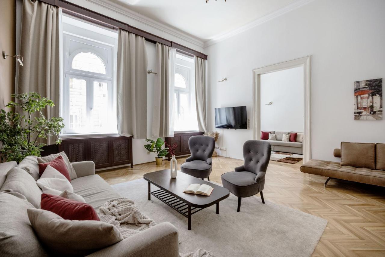 Luxe, Historic Home Downtown Landmarks 19 Century Budapest Exterior foto